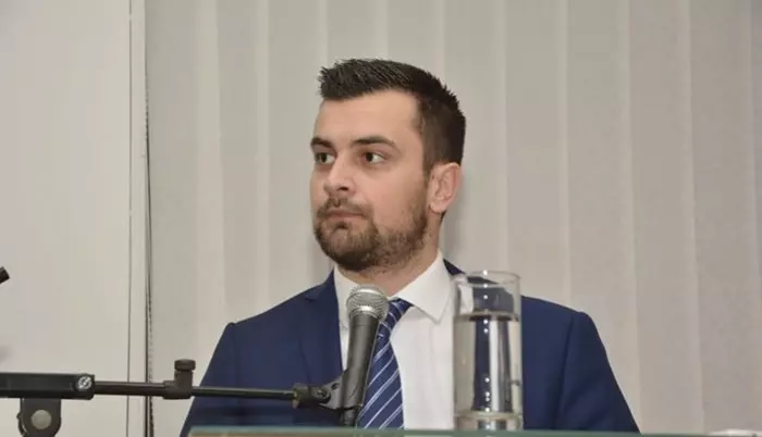 Oštra reakcija Armina Hodžića na preimenovanje bosanskog jezika u “muslimanski jezik”