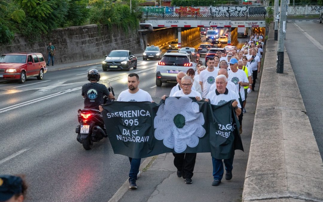 Zagreb Srebrenici: Mimohodom sjećanja i projekcijom cvijeta Srebrenice obilježena 31. godišnjica genocida